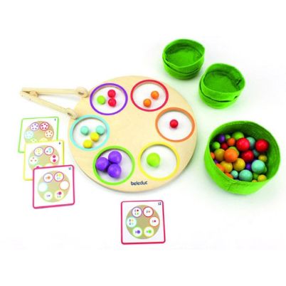 Το ξύλινο παιχνίδι Beleduc 21022 Marbelino με την τσιμπίδα, το ζάρι και τις χρωματιστές ξύλινες σφαίρες.
