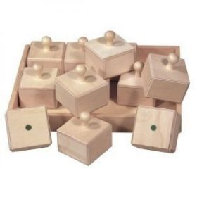 Οι 12 ξύλινοι Κύβοι Ήχων Beleduc 23607 τοποθετημένοι στην ειδική ξύλινη βάση τους.