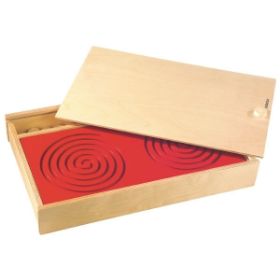 Η Beleduc 23614 Ξύλινη Κασετίνα Προγραφής με τις 5 βάσεις μοτίβων τοποθετημένες μέσα στο ξύλινο κουτί.