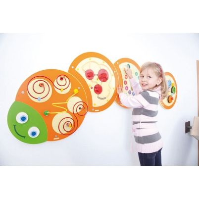 Η ουρά της κάμπιας 23634 συνδεδεμένη με τα υπόλοιπα τμήματα Beleduc στον τοίχο μιας τάξης.