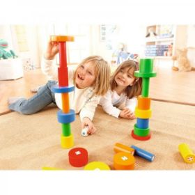 Παιδικά χέρια που επιλέγουν το σωστό μέγεθος ξύλινου μπλοκ για να ισορροπήσουν τον πύργο στο σετ 25512.