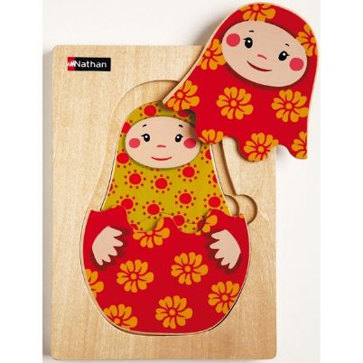 Το ξύλινο παζλ Nathan 332918 Ρώσικες Κούκλες με τα 5 επίπεδα μεγεθών πάνω στη βάση του για παιδιά από 3 ετών.