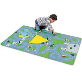 Παιδιά που μαθαίνουν τους κανόνες οδικής κυκλοφορίας χρησιμοποιώντας αυτοκινητάκια πάνω στο δάπεδο Nathan 333185 για παιδιά 3 ετών.