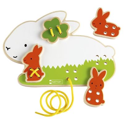 Το ξύλινο λαγουδάκι λεπτής κινητικότητας Nathan 333362 με το κορδόνι και τα 4 αποσπώμενα ξύλινα αξεσουάρ για παιδιά 3 ετών.