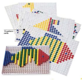 Καρφάκια, διαφανής πλάκα και κα΄ρτες-μοντέλα του εκπαιδευτικού σετ λεπτής κινητικότητας Nathan 345001 για παιδιά 3 ετών.