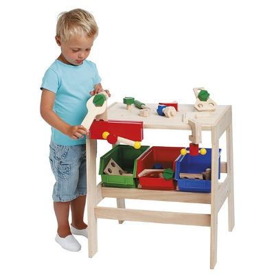 Παιδί που παίζει με τον ξύλινο πάγκο μαραγκού Nathan 345450 με τα εργαλεία και τα 3 κουτιά αποθήκευσης.