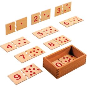 Το ξύλινο κουτί και τα κομμάτια του Toys for Life-Ξύλινο παζλ αριθμών 1-10 353000, για την ταύτιση αριθμών και ποσοτήτων, για παιδιά από 3 ετών, σε λευκό φόντο.