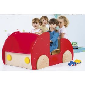 Το αυτοκίνητο Nathan 370985 σε χρήση από μια ομάδα παιδιών σε σχολική αίθουσα.