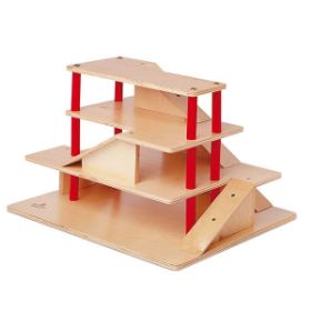 Το ξύλινο πολυεπίπεδο πάρκινγκ Nathan 371015 με τις κόκκινες κολώνες και τις ξύλινες ράμπες.