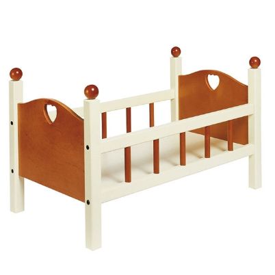 Το παραδοσιακό ξύλινο κρεβάτι Nathan 371131 με λευκή και καφέ λάκα και το σκάλισμα.