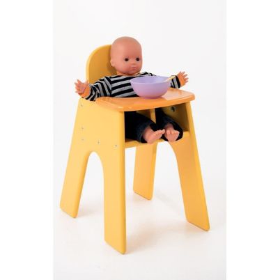 Το καρεκλάκι κούκλας Nathan 371228 με τοποθετημένη μία κούκλα.