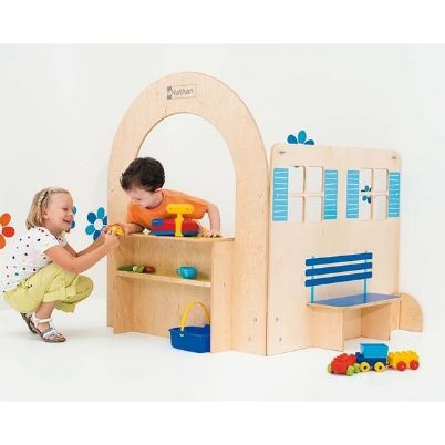 Η πρόσοψη της εισόδου σπιτιού Nathan 372054 σε συνδυασμό με άλλα έπιπλα της ίδιας σειράς τοποθετημένα σε εκπαιδευτικό χώρο και παιδιά που παίζουν δημιουργικά παιχνίδια μίμησης..