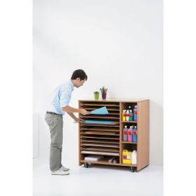 Ενήλικας που τακτοποιεί χαρτόνια στο έπιπλο αποθήκευσης χαρτονιών Nathan 372438.