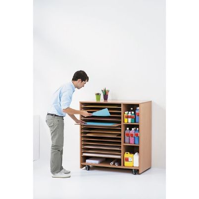 Ενήλικας που τακτοποιεί χαρτόνια στο έπιπλο αποθήκευσης χαρτονιών Nathan 372438.