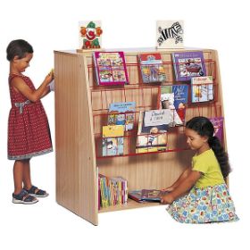 Δύο παιδιά διαλέγουν βιβλία από τη βιβλιοθήκη Nathan 372399 (100x65x106cm) γεμάτη βιβλία.