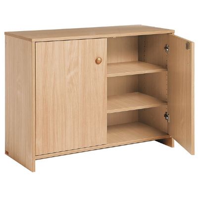 Η μονάδα αποθήκευσης Nathan 372532 από μελαμίνη με ανοιχτό το ένα φύλλο της πόρτας, ώστε να φαίνονται και τα ράφια του επίπλου.