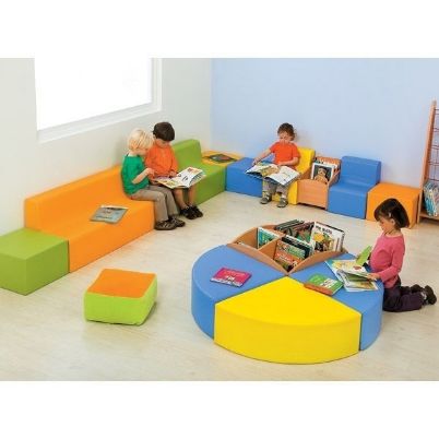 Αίθουσα νηπιαγωγείου με πολλά μαλακά χρωματιστά έπιπλα της ίδιας σειράς Nathan.