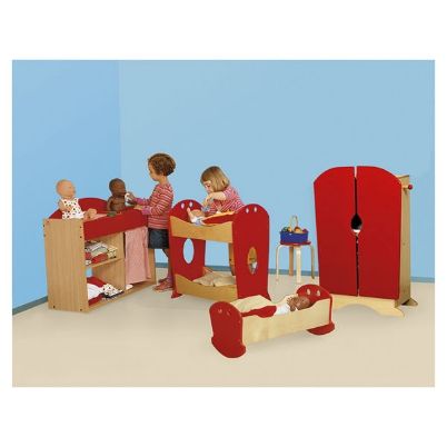 Γωνιά δραστηριοτήτων με ξύλινα έπιπλα της ίδιας σειράς της Nathan για παιχνίδια ρόλων.