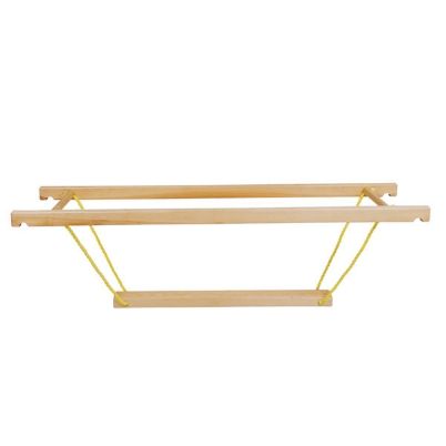 Η μπάρα ισορροπίας Nathan 373208 κατασκευασμένη από μασίφ ξύλο και σκοινί.