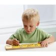 Παιδί που εξασκεί τη λεπτή κινητικότητα χρησιμοποιώντας το ξύλινο στυλό στην πλάκα Nathan 375208.