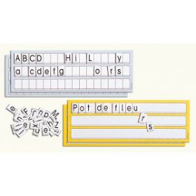 Οι δύο μαγνητικοί πίνακες Nathan 379089 με τα γαλλικά γράμματα τοποθετημένα επάνω.