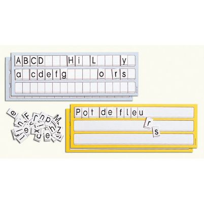 Οι δύο μαγνητικοί πίνακες Nathan 379089 με τα γαλλικά γράμματα τοποθετημένα επάνω.