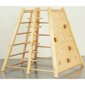 Ο ξύλινος πύργος αναρρίχησης Nathan 387423 Actigym με τις 4 διαφορετικές πλευρές του.