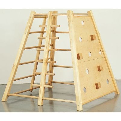 Ο ξύλινος πύργος αναρρίχησης Nathan 387423 Actigym με τις 4 διαφορετικές πλευρές του.