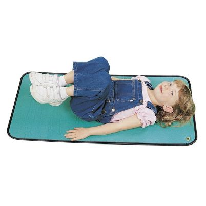 Ένα στρώμα Nathan 387453 και ένα παιδί που εξασκείται.