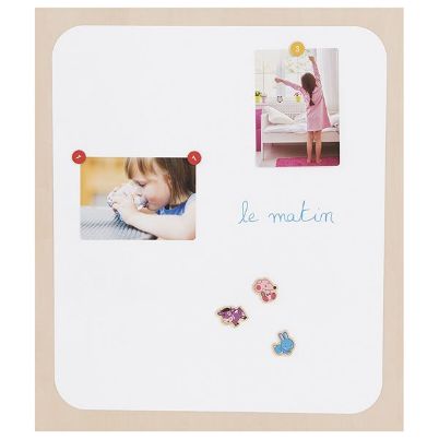 Ο μαγνητικός πίνακας Nathan 388092 τοποθετημένος σε τοίχο, σε χρήση..