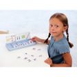 Παιδί που παίζει με το σετ Nathan 388411, ταυτίζοντας αριθμούς και ποσότητες.