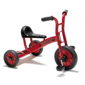 Το κόκκινο Κλασικό Τρίκυκλο Winther Viking 450 για παιδιά από 2 ετών, σε λευκό φόντο.