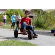 Παιδί που κινείται σε εξωτερικό χώρο με το Fun Racer Winther V. Explorer.
