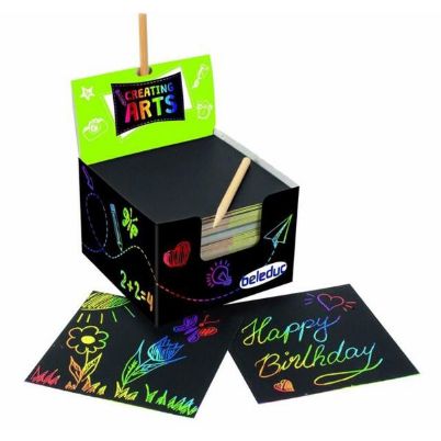 Τα 100 φύλλα scratch art και τα 24 ξυλάκια του σετ Creating Arts 53050 της Beleduc παρατεταγμένα.