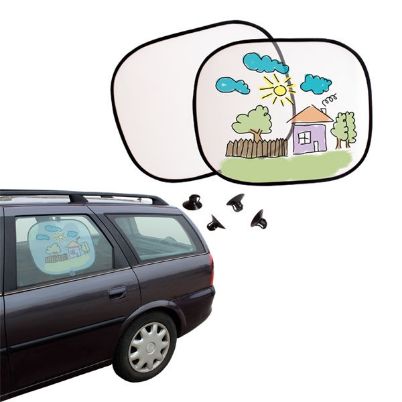 Η ηλιοπροστασία Beleduc 53110 τοποθετημένη στο πίσω τζάμι αυτοκινήτου, προστατεύοντας από τον ήλιο.