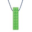 Το λαχανί Σκληρό Κολιέ Μασήματος ARK’s Brick Stick™  592544, για παιδιά από 1 έτους, περασμένο σε κορδόνι, σε λευκό φόντο.