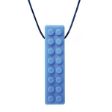 Το μπλε Πολύ Σκληρό Κολιέ Μασήματος ARK’s Brick Stick™  592542 για παιδιά από 1 έτους, σε λευκό φόντο.