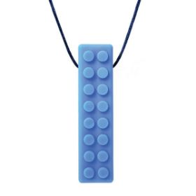 Το μπλε Πολύ Σκληρό Κολιέ Μασήματος ARK’s Brick Stick™  592542 για παιδιά από 1 έτους, σε λευκό φόντο.