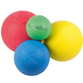 Το σετ των τεσσάρων χρωματιστών μπαλών Beleduc 67050 τοποθετημένων η μία δίπλα στην άλλη.