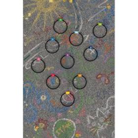 Τα 10 δαχτυλίδια Beleduc 67110 Jump & Throw απλωμένα στο δρόμο για παιχνίδι.