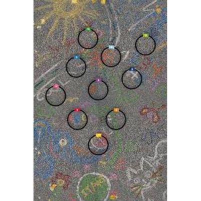 Τα 10 δαχτυλίδια Beleduc 67110 Jump & Throw απλωμένα στο δρόμο για παιχνίδι.