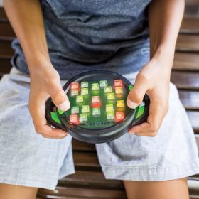 Ένας παίκτης που πατάει τα κουμπιά του Brainbolt 8435 ακολουθώντας τη φωτεινή αλληλουχία.