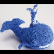 Φάλαινα κατασκευασμένη με το Learning Resources 9264 Playfoam, σε λευκό φόντο.