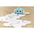 Το Learning Resources LER2935 Botley που πραγματοποιεί μία διαδρομή, στο πάτωμα σχολικής αίθουσας.