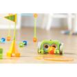 Το Learning Resources LER2935 Botley που πραγματοποιεί μία διαδρομή, στο πάτωμα σχολικής αίθουσας.