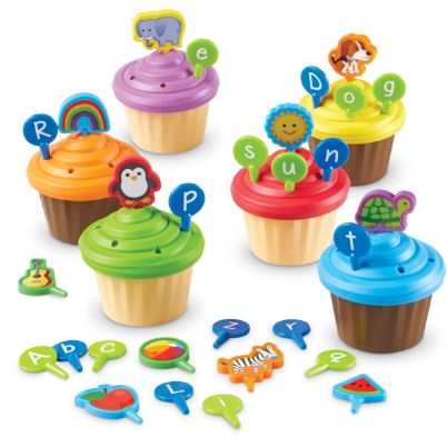 Όλατα περιεχόμενα εμάχια του Learning Resources LER6804 ABC Cupcakes, σε λευκό φόντο.
