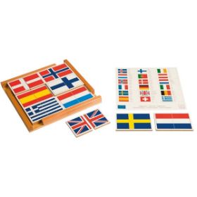 Η ξύλινη κασετίνα και οι σημαίες του 383200 Nienhuis Montessori-Flag Puzzle of Europe, σε λευκό φόντο.