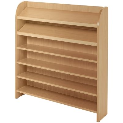 Η βιβλιοθήκη 6 επιπέδων Nathan 372584 από μελαμίνη με τα χαρακτηριστικά κεκλιμένα ράφια προβολής.