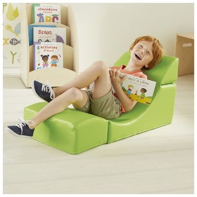 Χαρούμενο παιδί που χαλαρώνει και διαβάζει πάνω στο κάθισμα Nathan 372928.