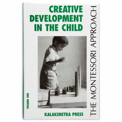 Το βιβλίο Nienhuis Montessori-Creative Development In The Child: Volume 1, σε λευκό φόντο.